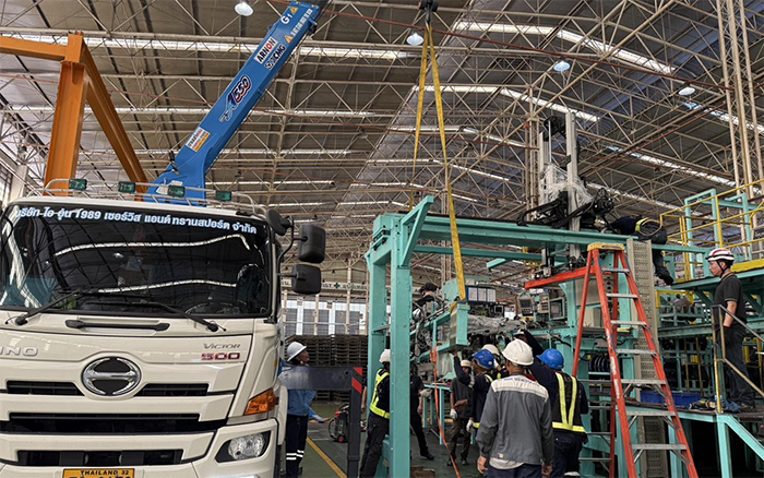 隨車吊界 “卷王” 現(xiàn)身東南亞廠房，一機(jī)頂十臺(tái)
