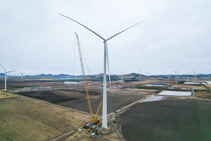 高空之巔，再鑄榮光！XLC18000M助力大型風電場首臺185米風機成功吊裝
