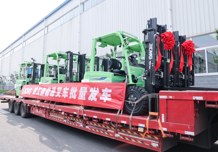 徐工鯤鵬系列電動平衡重叉車，再掀浦東貨運站高效物流新篇