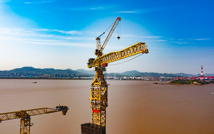 雙塔筑脊梁！徐工超大塔助建世界級大橋