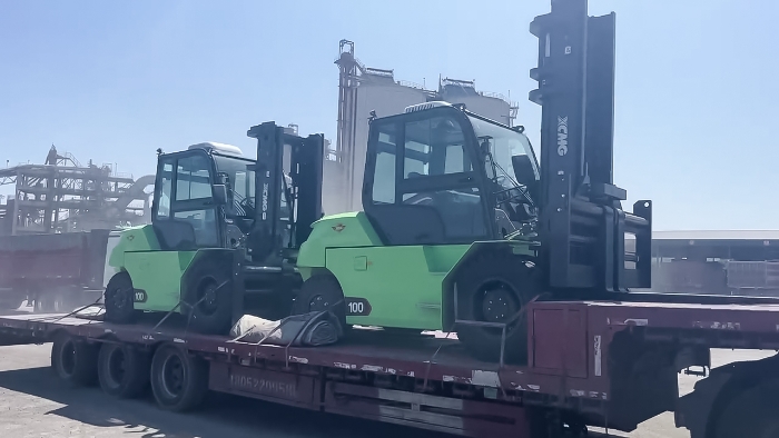 從室內(nèi)到室外，24小時不停歇！徐工孔雀叉車扎根新疆鋼材廠