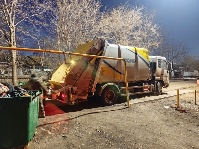 徐工后裝壓縮式垃圾車助力阿斯塔納：高效環(huán)保，助力城市清潔